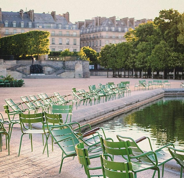 chaises vides illustre mise à l'écart rejet